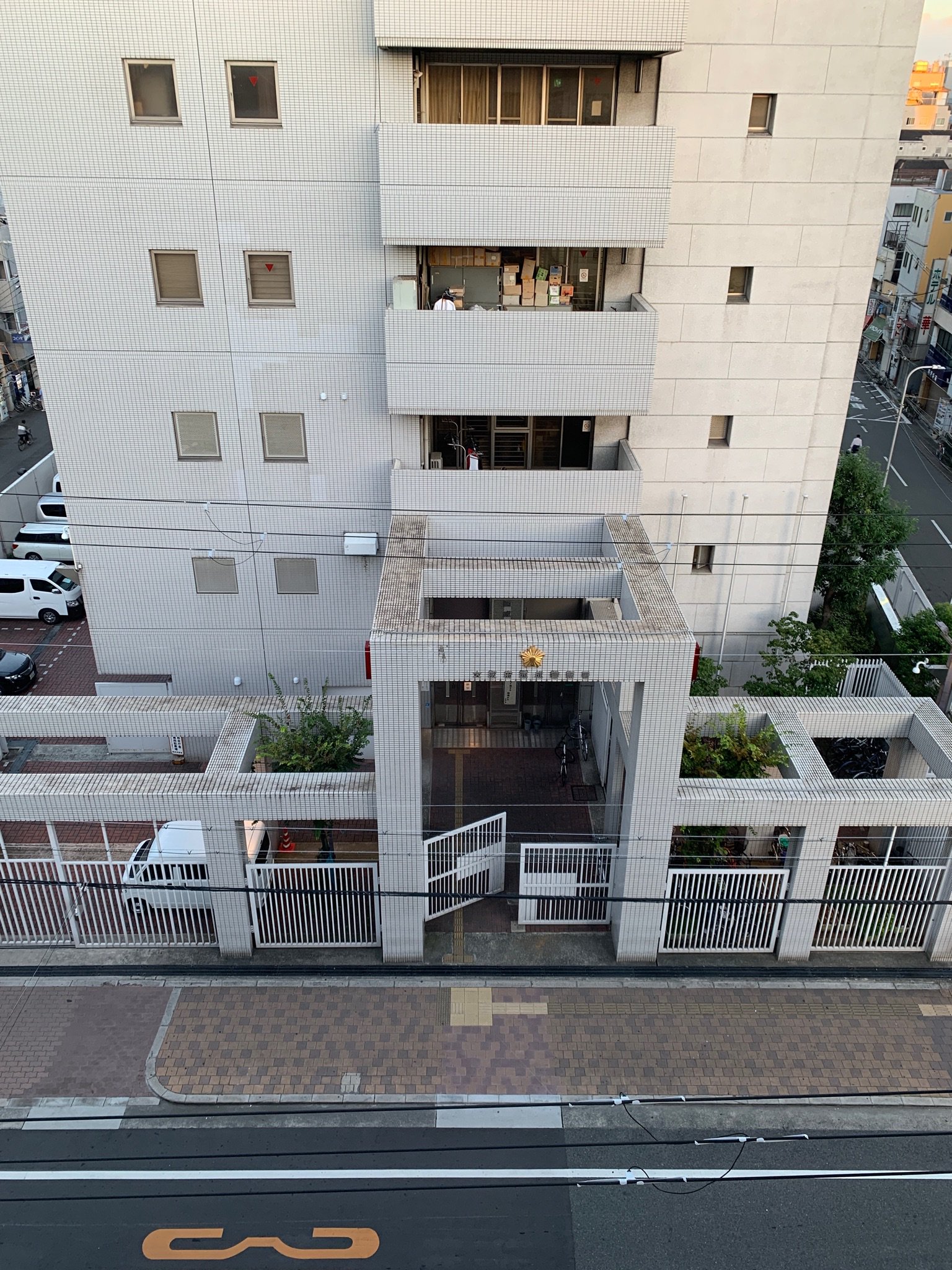 マコg 通称 要塞 と呼ばれる大阪府西成警察署 管轄内の釜ヶ崎 西成 あいりん地区 では かつて日雇い労働者などによる暴動がしばしば起こり 西成署は周囲を高い柵や鉄格子で取り囲み門は鉄製だ 今も夜中になると喧嘩やら罵声がよく聞こえるｗ 令和に