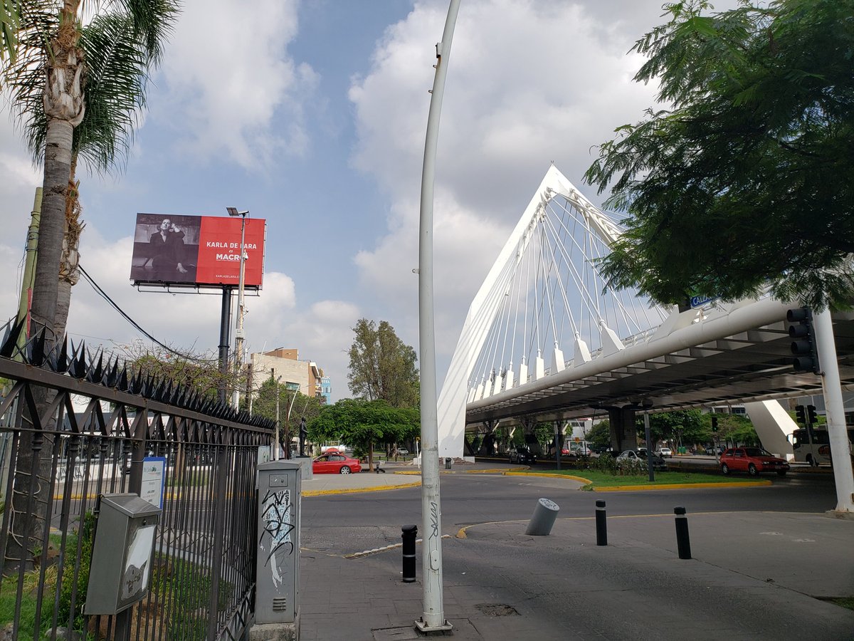 ozorrillo's tweet photo. @PoderAG_Jal @PoliciaGDL @DirJusticiaGdl @GuadalajaraGob @DelToroIsmael @ErikTapiaI @VictorSanoro @alexsilva_ca @muralcom @realjosefina @DK_GOOS @JonadabMartinez @peatonatapatia @DiscapacidadMex @arnemx @DelToroIsmael es omiso y leeeeeeento para actuar. Pasmoso. Se le denuncian asuntos de la ciudad y no mueve ni un dedo. Por ejemplo, los 5 nuevos #espectaculeros que vulgarizan el puente Matute Remus. #GDL https://t.co/sZnF9HptkZ