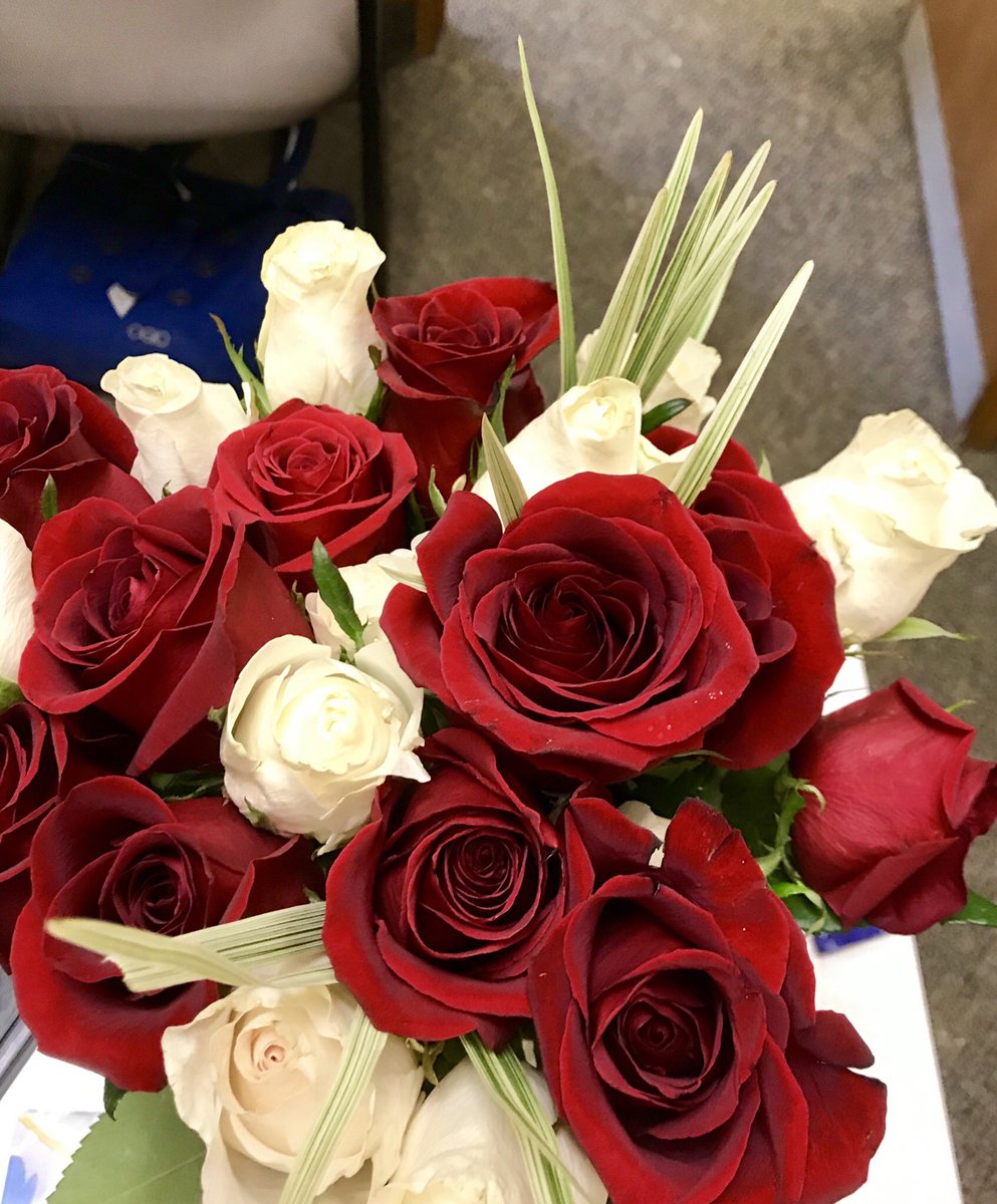 Strongphyfe's tweet photo. My #1in1m does amazing things daily;  certain days he goes all out.  #rosesandalunchdate #thankyoumatchdotcom #luckiestever https://t.co/xoolSVaJ6z