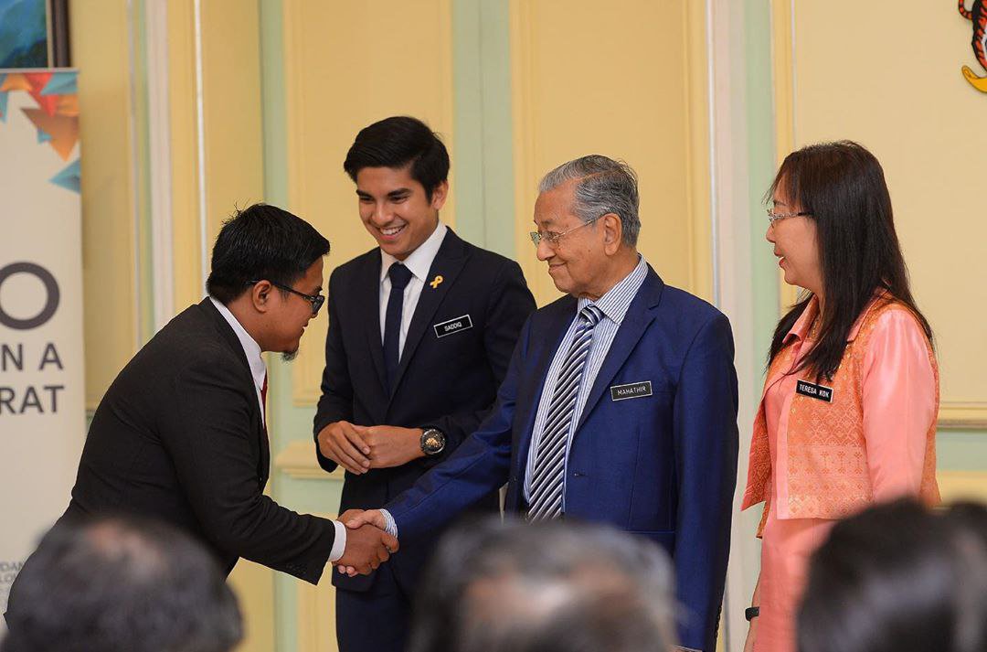 HanzZullkefee's tweet photo. Dari #UniSZAPastiTahu melangkah  ke Putrajaya. Buat adik2 yang telah mendaftarkan diri di #UniSZAHebakKali. Percayalah peluang untuk anda menggilap bakat kepimpinan bermula disini.

Selamat berMMS Mahasiswa Baharu 2019/2020 https://t.co/NVLz59j7lN
