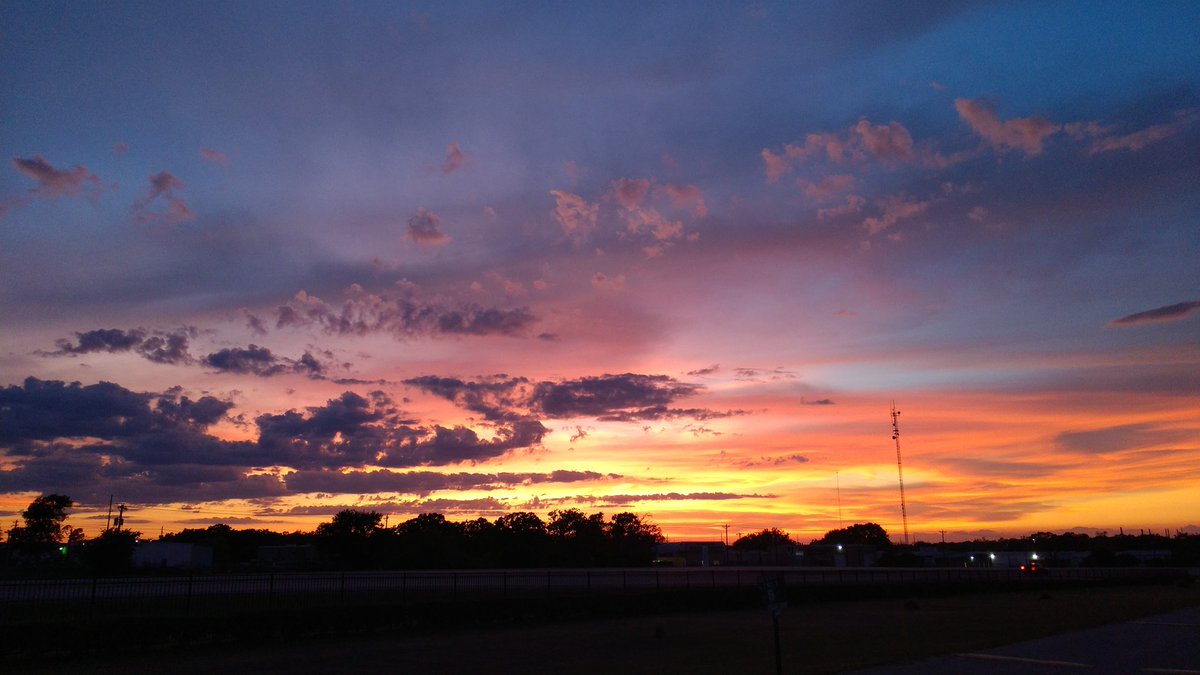 Beautiful sight over Bryan, Tx tonight. @KBTXShel @KBTXMax @TxStormChasers @TexasSunsets #txwx