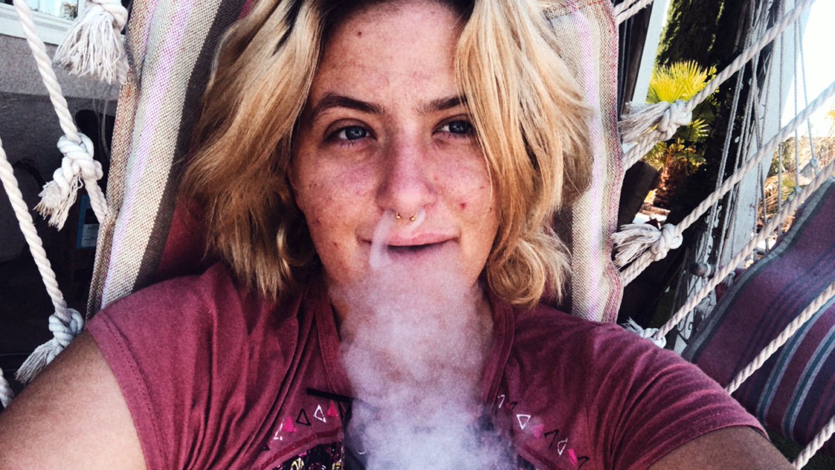 Unfinishdpuzzle's tweet photo. Tell me why I can’t get no relief #grunge #aesthetic #f4f #vapenation #vn #blueeyedgirl https://t.co/nWPUxQCiur