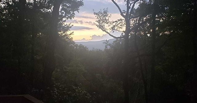 A beautiful evening in the mountains 🌄
.
.
.
.
.
Photo by Tommy Duke #mountainviews #sunset #sunrise #barefoothills #dahlonega #mountainescape #northgeorgia #discovergeorgia #weekendgetaway #atlanta #exploregeorgia #travel #boutiquehotel #georgia #no… ift.tt/2ZIqMjr