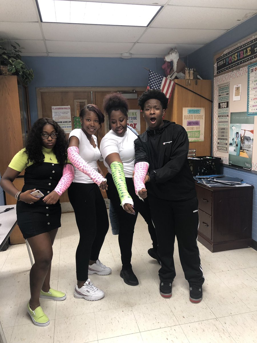 CHSCooksey's tweet photo. Last week @LouisvilleCHS veterinary science seniors learned the principles of bandaging and today they applied those skills on each other. #wrapitup #numbfingers #isitbroken @CentralMagnets https://t.co/yW55Pt2bVp