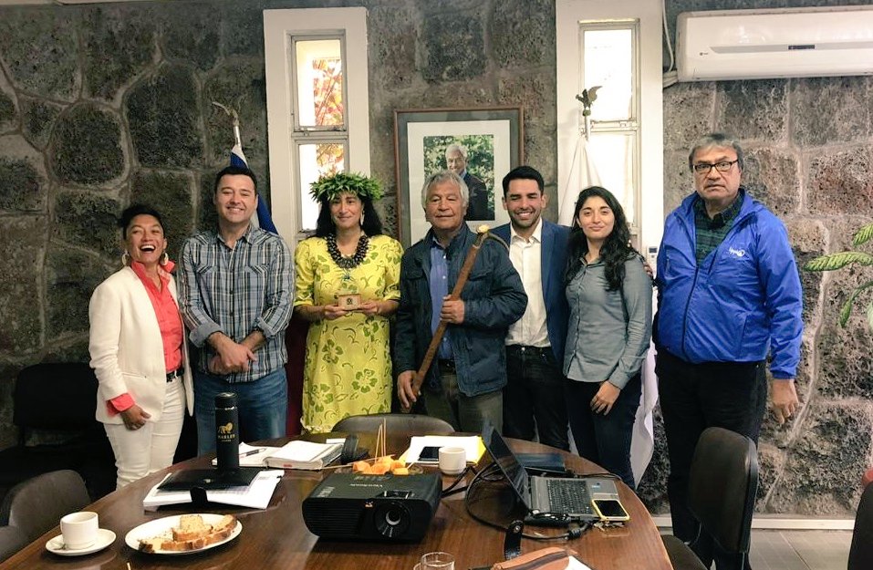 TaniaVCore's tweet image. Llevamos dos jornadas de trabajo en #RapaNui para revisar la ejecución de proyectos de inversión en la isla. Este año se han beneficiado más de 190 micro empresas en proyectos de medioambiente y educación.