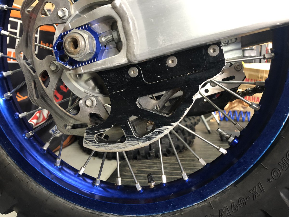 Stw Yz125x Yz250x用 リヤブレーキディスクガード 在庫しました アルミ製でしっかりガードしてくれます W 写真は傷だらけですが それだけガードしてくれてます W 価格 8500円 税込 090 10 2923 まで T Co Fbjxyqpqiu Yz125x Yz250x Stw Yz125x Yz250x用 リヤブレーキディスクガード 在庫しました アルミ製でしっかりガードしてくれます W 写真は傷だらけですが それだけガードしてくれてます W 価格 8500円 税込 090 10 2923 まで T Co Fbjxyqpqiu Yz125x Yz250x