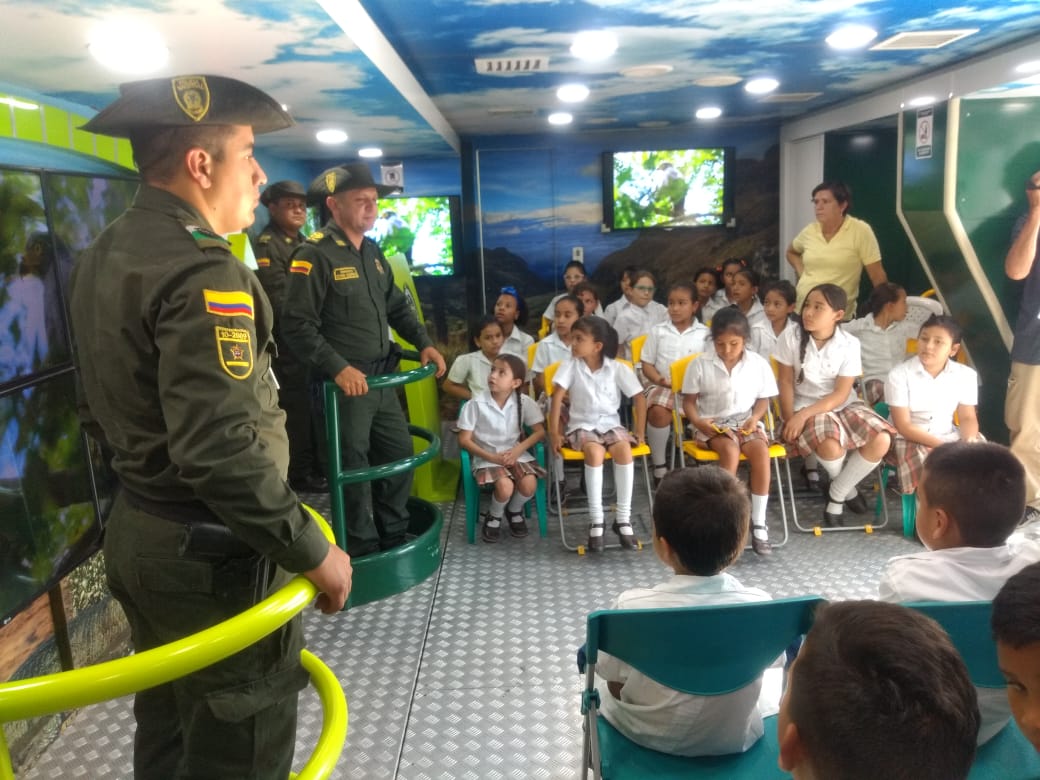 DevalPolicia's tweet photo. Brindamos charlas de prevención a estudiantes #Cartago sobre la tenencia responsable de mascotas, cuidado del medio ambiente, al igual proyectamos videos y ayudas didacticas #BusInteractivo para fortalecer los conocimientos en N.N.A #YoProtejoLaNiñez #YoProtejoElAmbiente https://t.co/j94buFZ3bO