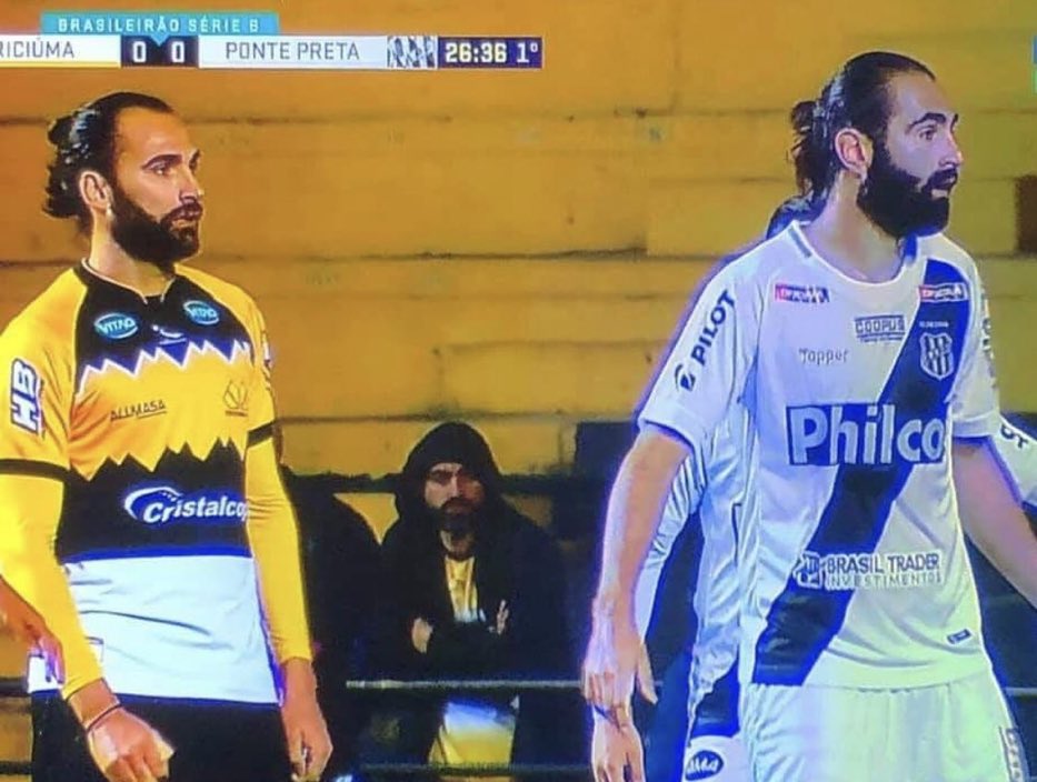 Mientras tanto, en la segunda división de Brasil, Léo Gamalho, Renan Fonseca y el hincha de Criciúma rompieron para siempre el meme de Spiderman. #FútbolBrasilero 🇧🇷