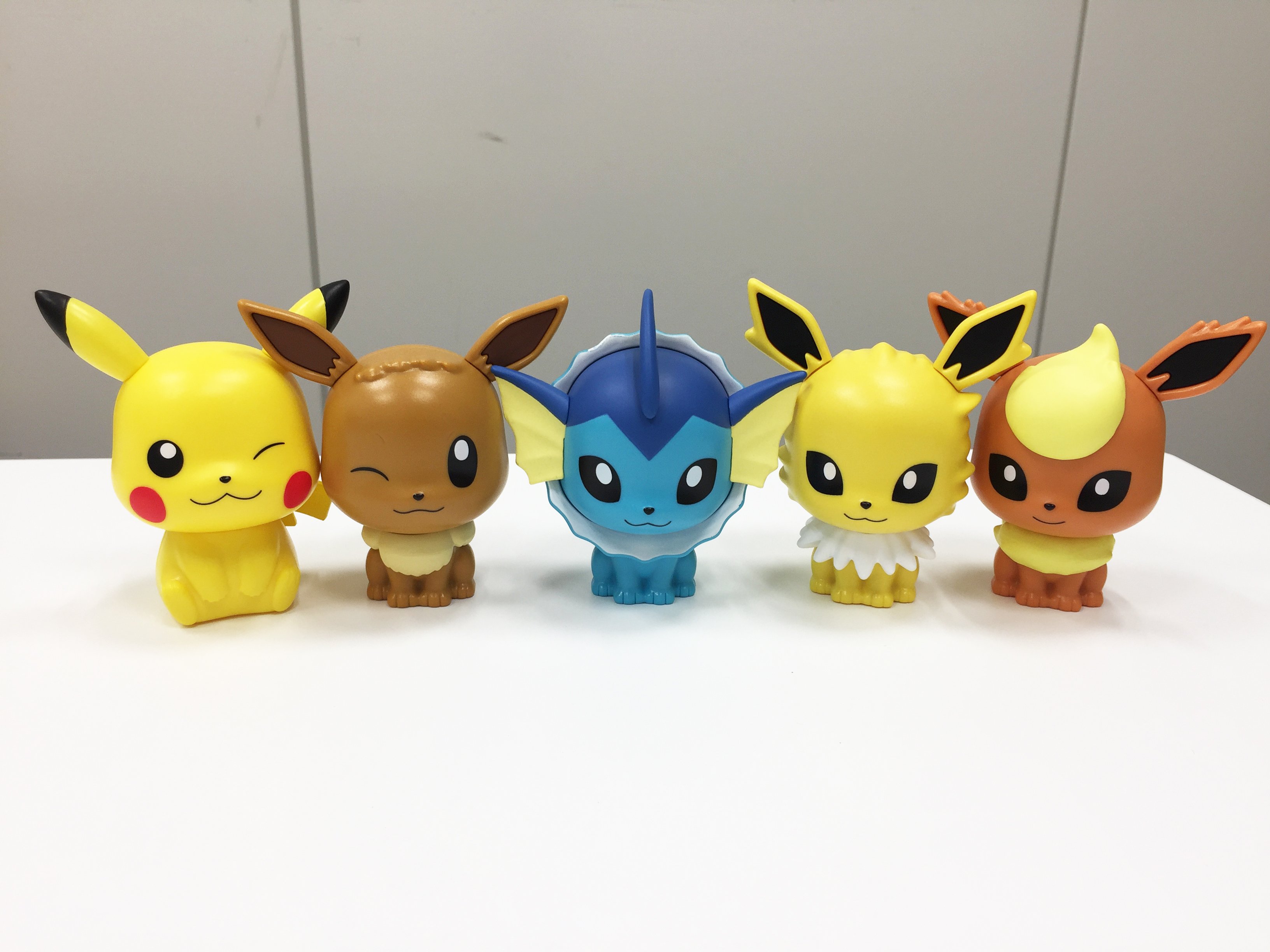 公式 プロジェクトイーブイ 続 カプセルレス のエコなガシャポン カプキャラ ポケットモンスター4 がバンダイから発売されたよ 顔型のカプセルと体などのパーツを組み立てると 高さ約9cmのフィギュアに大変身 みんなもカプセルトイコーナーで