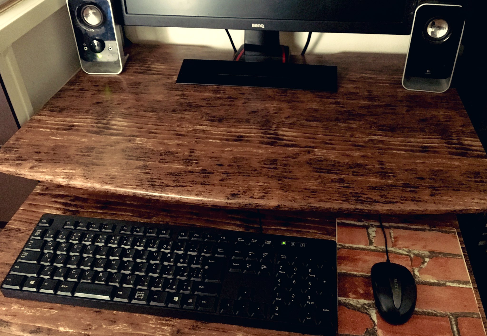 ゴン ダイソーのリメイクシートのおかげで Pcデスクがかっよくなった ゴン ダイソーのリメイクシートのおかげで Pcデスクがかっよくなった