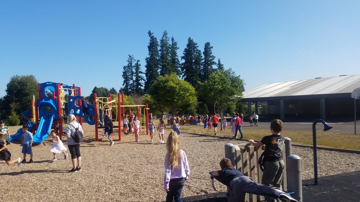 MsThompsonsRoom's tweet photo. First day recess and glow bracelets to bring in the new school year. @WoodwardEagles #FirstDayOfSchool2019
#ttsdlearn https://t.co/BOsR0k7LaJ