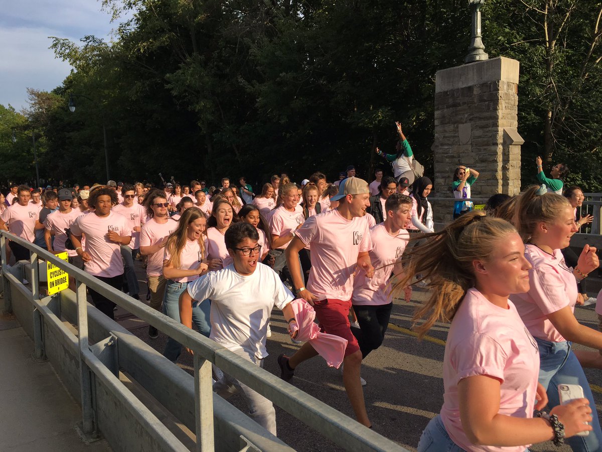 KUCSC's tweet photo. O Week Day 2 💚 First years learnt King’s cheers, dances and stormed the bridge on the way to Western Opening Ceremonies!! #oweek2019 @KingsSophTeam @kingsatwestern https://t.co/pYF8pHSusb