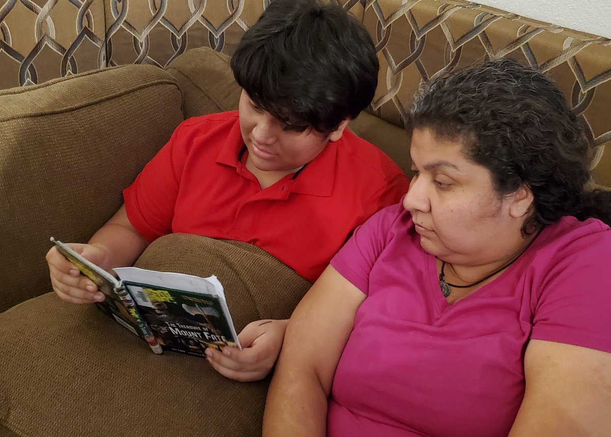 Cre8ive_Reading's tweet image. Love to see our @VMSVikings reading to their family at home! Love that their reading menues allow them multiple ways to show they are reading! #readingmenu #familytime #readtofamily #readplaytalk #northsidepride #beaviking