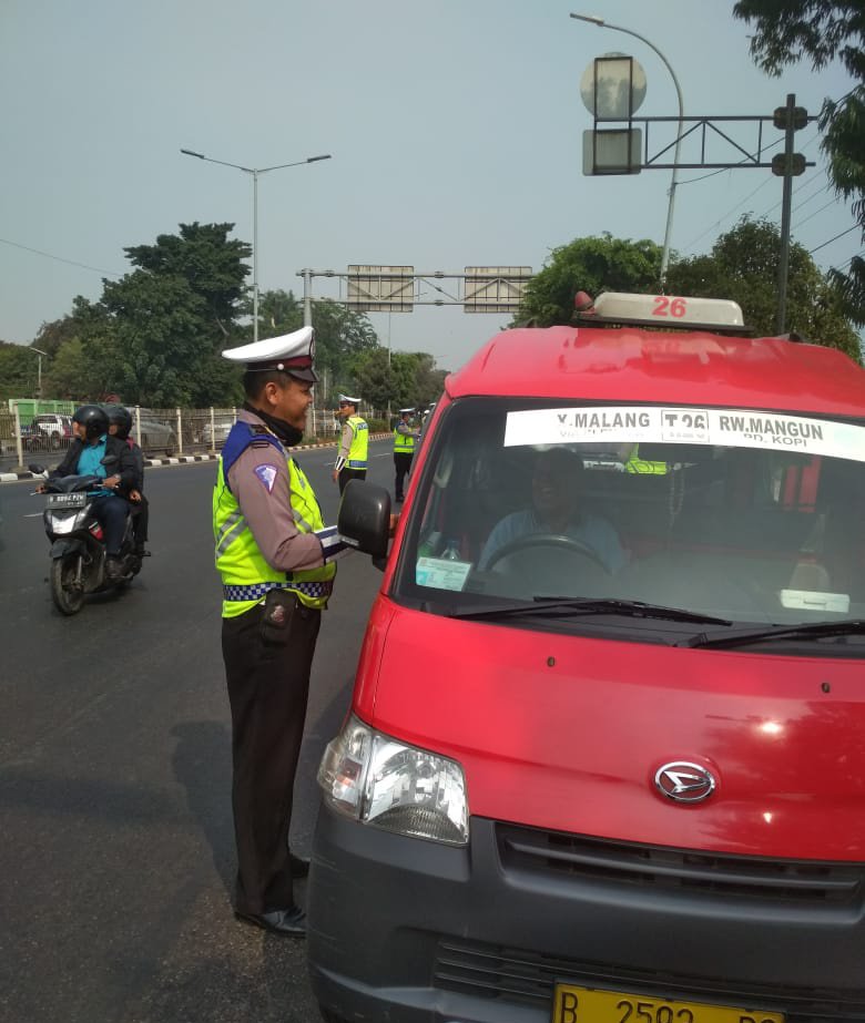 OperasiPolri's tweet photo. 10.08 Petugas Polri, melakukan penegakan hukum dengan Tilang terhadap pengemudi angkutan umum yang berhenti (memangkal) tidak pada tempatnya di ruas Jl. Buaran, Jaktim. #OperasiPatuhJaya2019 https://t.co/LkGtpnYBHS
