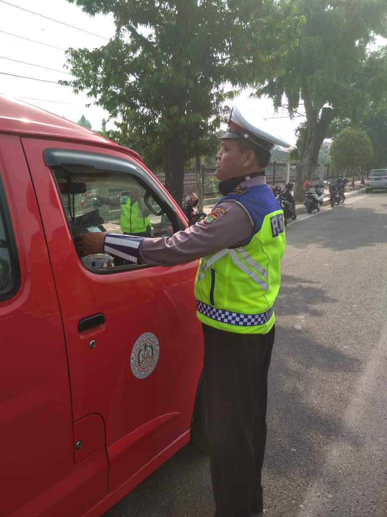 OperasiPolri's tweet photo. 10.08 Petugas Polri, melakukan penegakan hukum dengan Tilang terhadap pengemudi angkutan umum yang berhenti (memangkal) tidak pada tempatnya di ruas Jl. Buaran, Jaktim. #OperasiPatuhJaya2019 https://t.co/LkGtpnYBHS