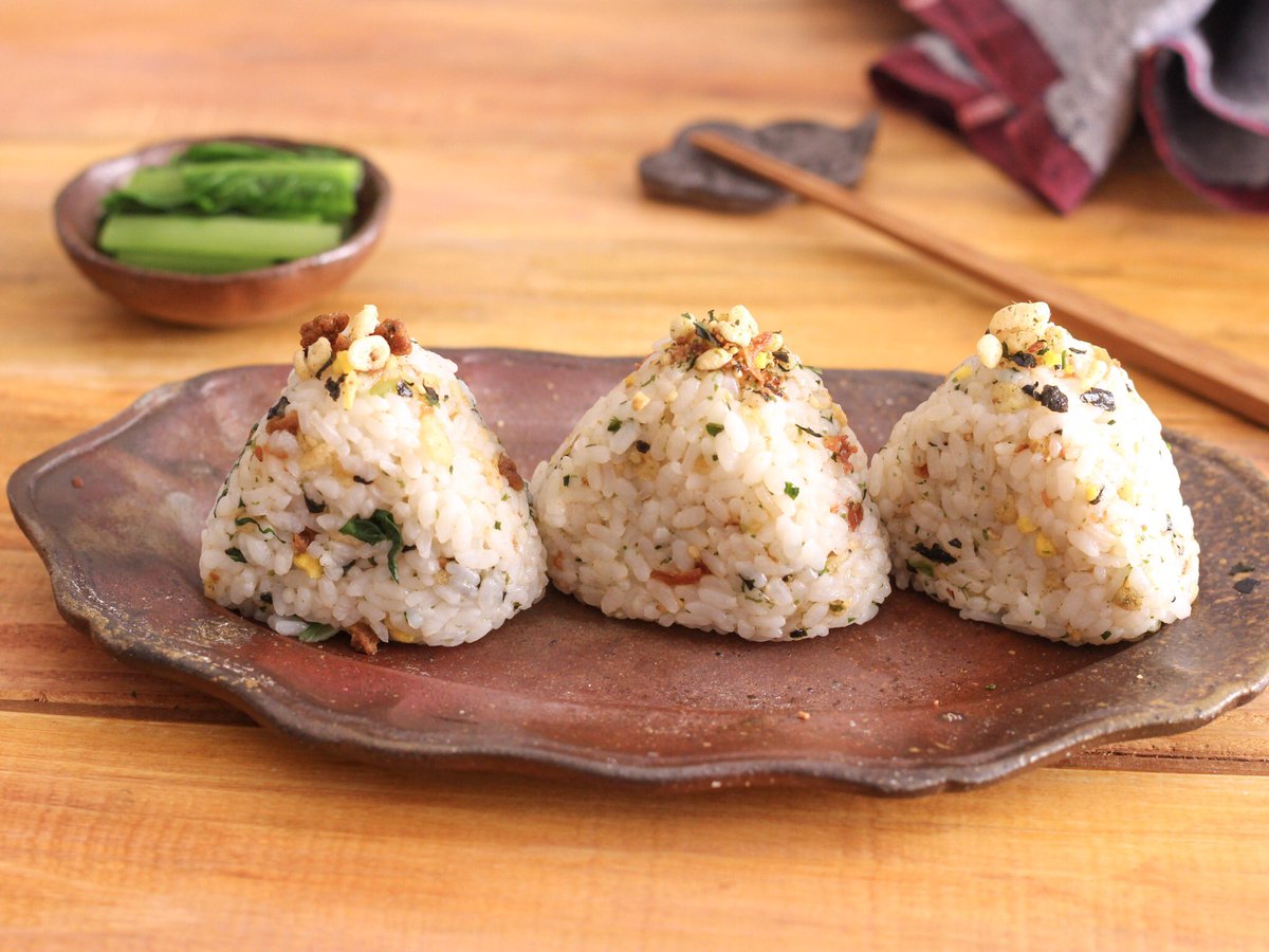 村越仁美 今朝の朝ごはんは 美味しいふりかけがあったので混ぜて簡単におにぎりに 大森屋の誘惑のふりかけは 海老イカ 牛ブタの2種類 サクサク特製天かすが入ってごはんにぴったりな味つけなので止まらない美味しさ これがあれば簡単に悪魔おにぎり