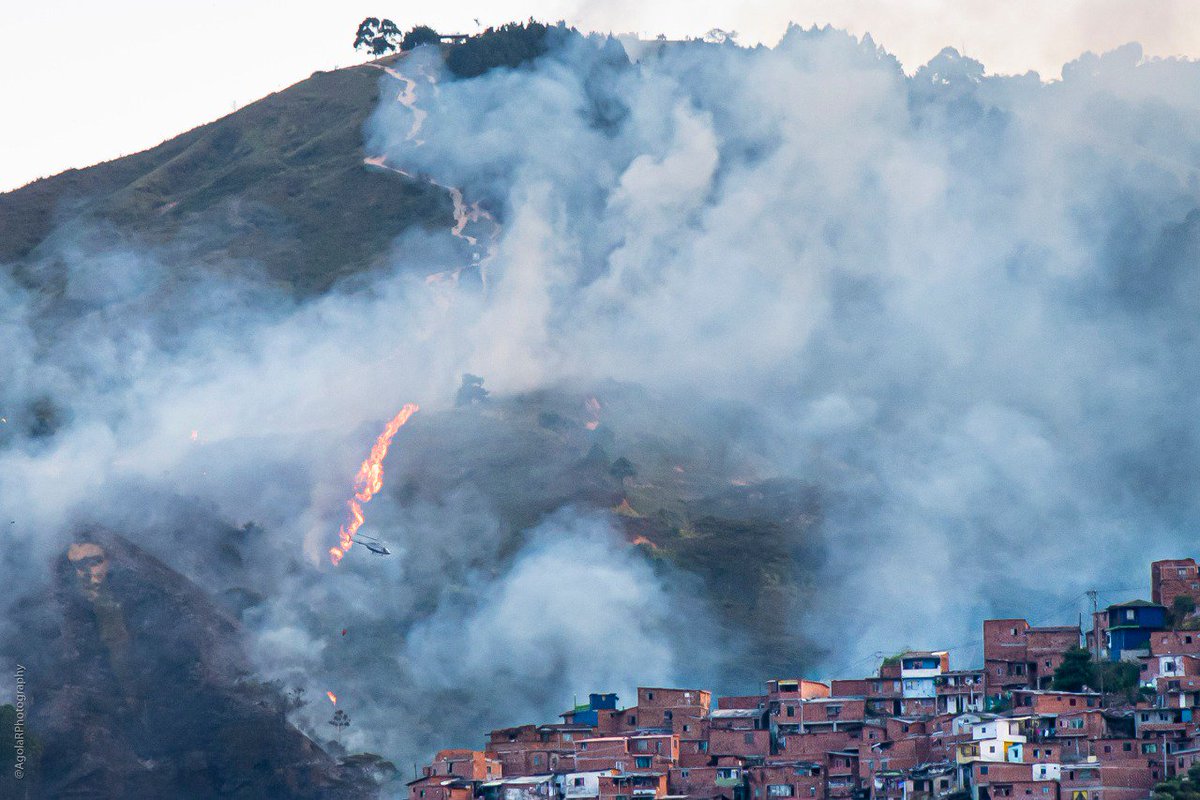 agolar's tweet photo. Hoy arde uno de los #CerrosLasTresCruced de #Medellin, y los organismos de socorro hacen todo lo posible para sofocar las llamas y dar tranquilidad a los habitantes de los barrios aledaños. @NCAntioquia @elcolombiano @DAGRDMedellin @periodico_gente  @minuto30com @Telemedellin https://t.co/WjhIngeQK6