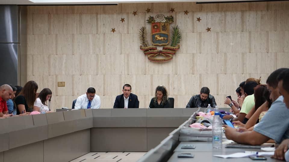 JuventudPSUV's tweet photo. En encuentro con nuestro Canciller @jaarreaza, la Dirección Nacional @JuventudPSUV conversamos y compartimos la visión del Pensamiento Bolivariano como escudo protector de la Patria Grande, ante los ataques de los gobiernos decadentes y hegemónicos de la ultraderecha en el mundo. https://t.co/RE2DipoVEF