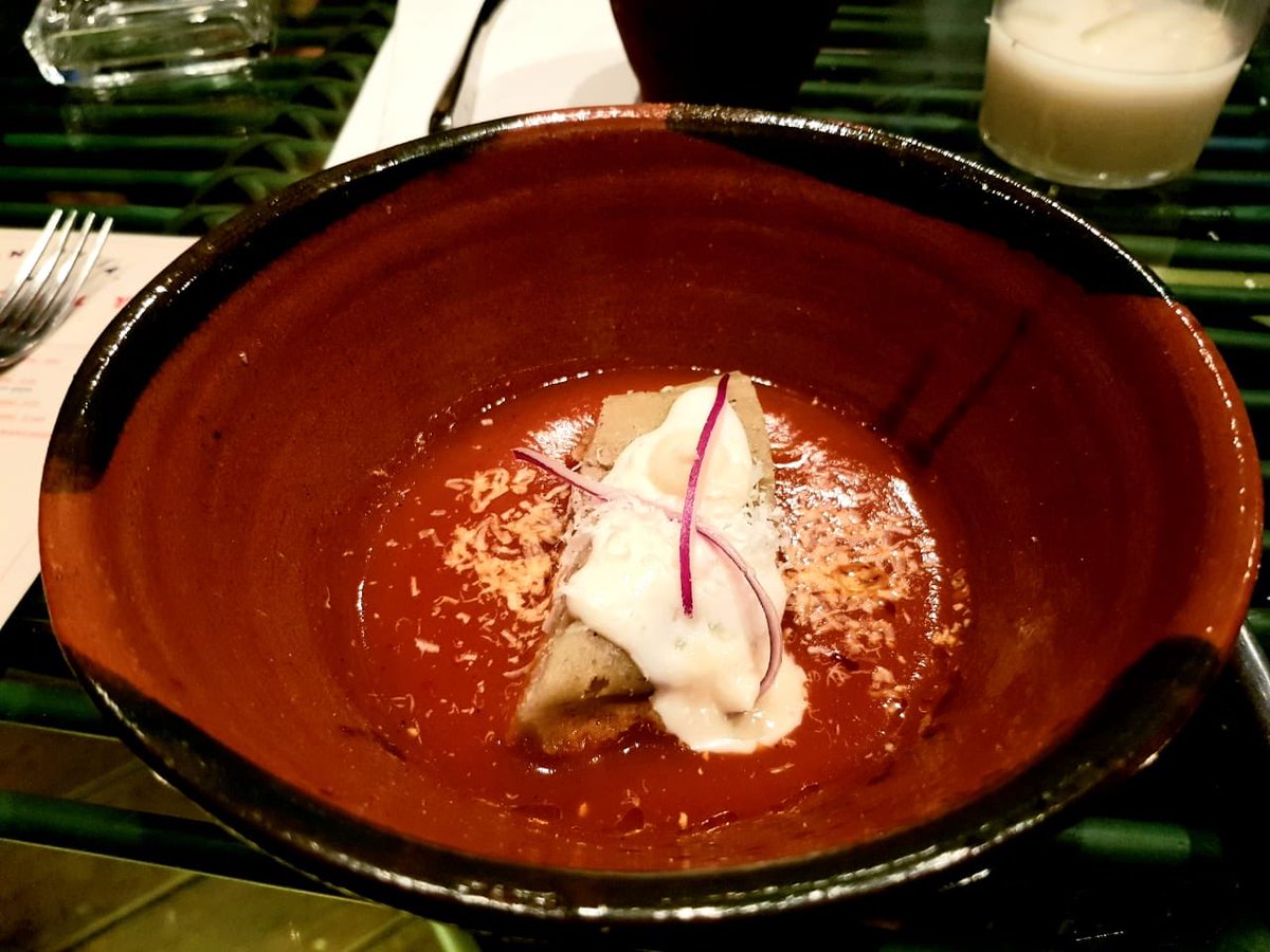 TimeOutMexico's tweet photo. ¿Quién no es feliz con un #pozole? El de @hotelcasaawolly nos lo dieron blanco con #porkbelly, y una corunda con epazote y tuétano. 🇲🇽😍 https://t.co/WyWoB4Yzqb
