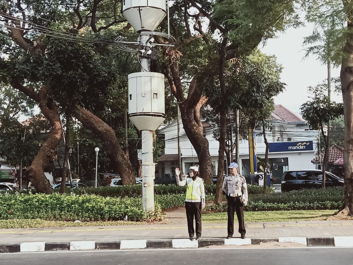 OperasiPolri's tweet photo. 10.29 Polri menggelar #OperasiPatuhJaya2019 di Jl. Cut Meutia, Jakpus. Prioritas penindakan adalah pengendara yang masih nekat lawan arus lalu lintas.

Lawan arus dilarang karena dapat membahayakan keselamatan diri sendiri dan orang lain. https://t.co/fqJdzt6Kft