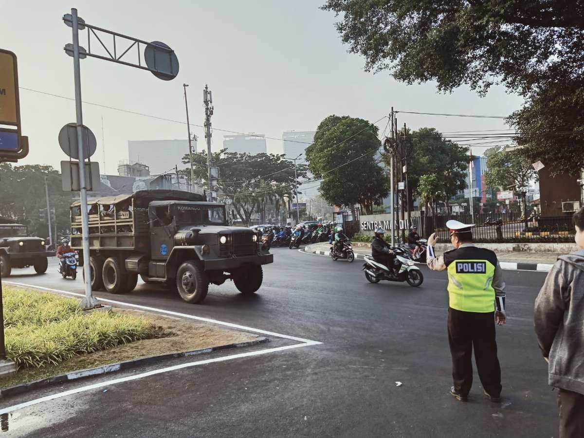 OperasiPolri's tweet photo. 10.29 Polri menggelar #OperasiPatuhJaya2019 di Jl. Cut Meutia, Jakpus. Prioritas penindakan adalah pengendara yang masih nekat lawan arus lalu lintas.

Lawan arus dilarang karena dapat membahayakan keselamatan diri sendiri dan orang lain. https://t.co/fqJdzt6Kft