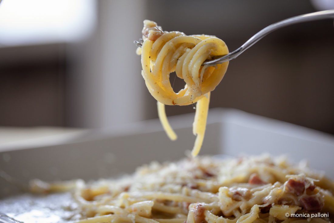 Fragustepass's tweet photo. Mi piace che le cose che sembrano cosí attorcigliate alla fine si rivelino le più semplici. E se poi tutti si facessero una sforchettata di cacio e pepe suoi, si vivrebbe tutti meglio. #Buonappetito! #fragustoepassione #foodlover #spaghetti #foodporn https://t.co/d9YzfCFhqb