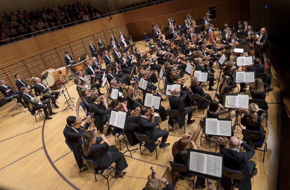 LucerneFestival's tweet photo. Tabea Zimmermann played Bartók's Viola Concerto in the form, presenting his "last will." @tsokhiev, the head of the Bolshoi Theater in Moscow, performed Tchaikovsky’s Symphony No. 1 with the famous @ConcertgbOrkest. #LFpower
*
*
#MainSponsor @CSschweiz https://t.co/jj6LYh3sBW
