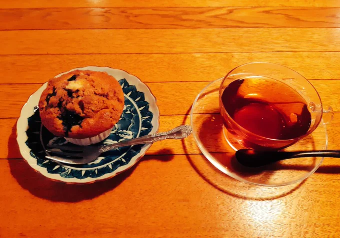 鉱物を眺めながらゆったりできるとても素敵なカフェ?ブルーベリーのマフィンめちゃくちゃ美味しかった☕ 