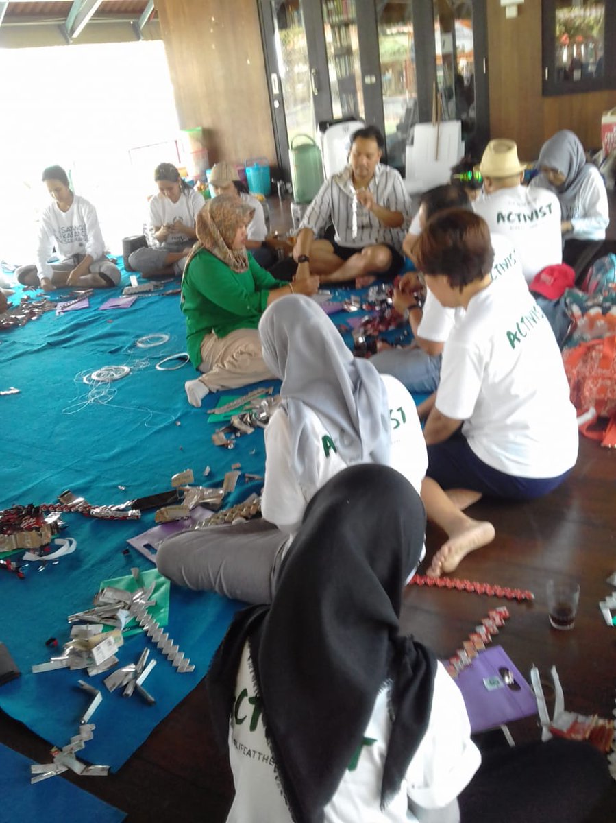 ninagreenna's tweet photo. Greenna was one of the performers in the "A Growing Hope at Harapan Island-Coral Day" voluntary program for The Body Shop Staff in collaboration with the Kehati Foundation https://t.co/Ir29GyW2uI