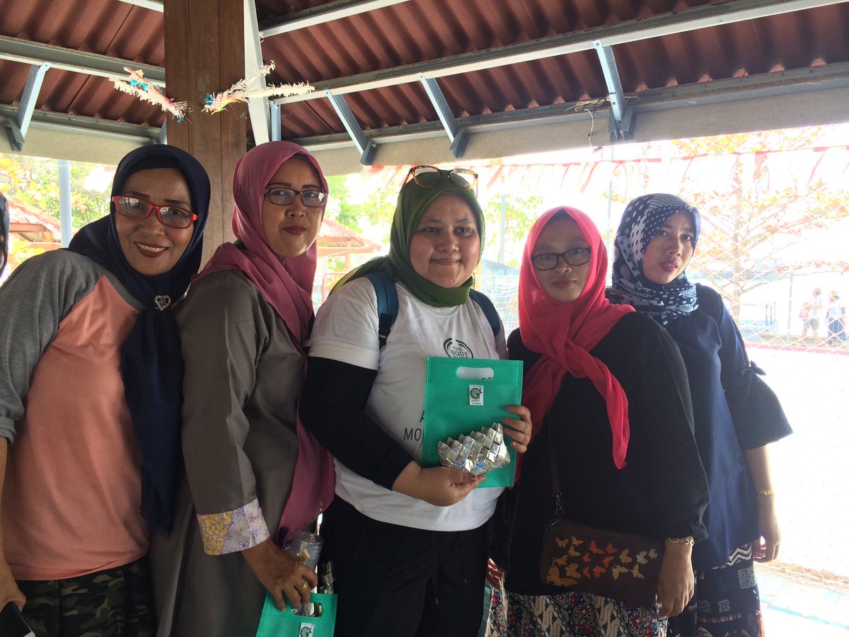 ninagreenna's tweet photo. Greenna was one of the performers in the "A Growing Hope at Harapan Island-Coral Day" voluntary program for The Body Shop Staff in collaboration with the Kehati Foundation https://t.co/Ir29GyW2uI