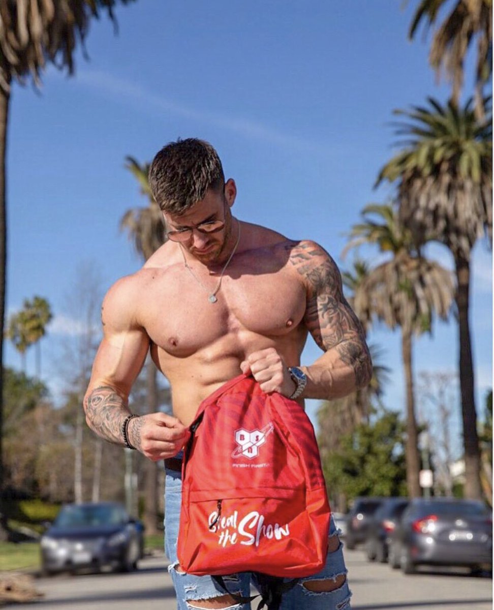 Smarty89's tweet photo. Can anyone guess what’s in my bag...? 😅🙊👀🍩🍩🍩⁣
⁣
@bsnsupplements protein crisp bars of course 🙊🤪😉😇 ⁣
⁣
#StealTheShow #Hollywood #LaDreaming https://t.co/NclP6RBhc4
