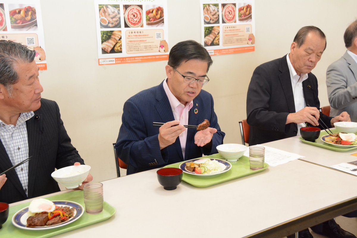 大村秀章 猪肉のしょうが焼定食 猪ミンチのハンバーグ定食を試食しています 臭みもなく とても美味しかったです 愛知県庁西庁舎食堂にて