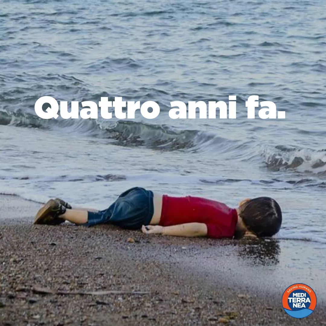 RescueMed's tweet photo. 4 anni fa la tragica immagine di Alan Kurdi sconvolgeva il mondo, accendendo i riflettori dell'umanità sul cimitero in cui si era trasformato il Mediterraneo.

Ancora oggi nel Mediterraneo si continua a morire.

Aiutaci a stare dove c'è bisogno di noi 
https://t.co/osKLFY6xI3 https://t.co/V4iLLmn7WZ