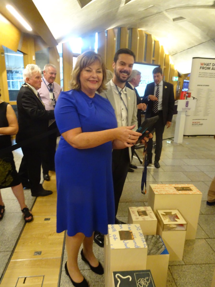 steve_colmer's tweet image. Honoured to part of the #WW100Scotland exhibition launch last night. We created digital overlays that related 100 artworks with 100 stories using #AugmentedReality 
Fantastic that @NicolaSturgeon @FionaHyslop could be part of this event &amp;amp; took time to try out the interactivity.