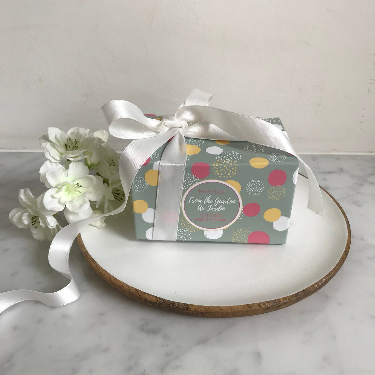 SusanneDeppisch's tweet photo. Du hast noch nicht genug von unseren Sommer-Düften? Bis zum 6. September 2019 gibt's dieses Sommer-Set exklusiv auf Partys. 🌞 Sprich mich an 😍
#PersonalityBoxes #FragrancePersonality
#Fresh
#Fruity
#Floral
#Exotic
#Monochrome
#HomeFragrance
#HomeStyle
#WeLove
#PartyLite https://t.co/lCaGWVmHxI