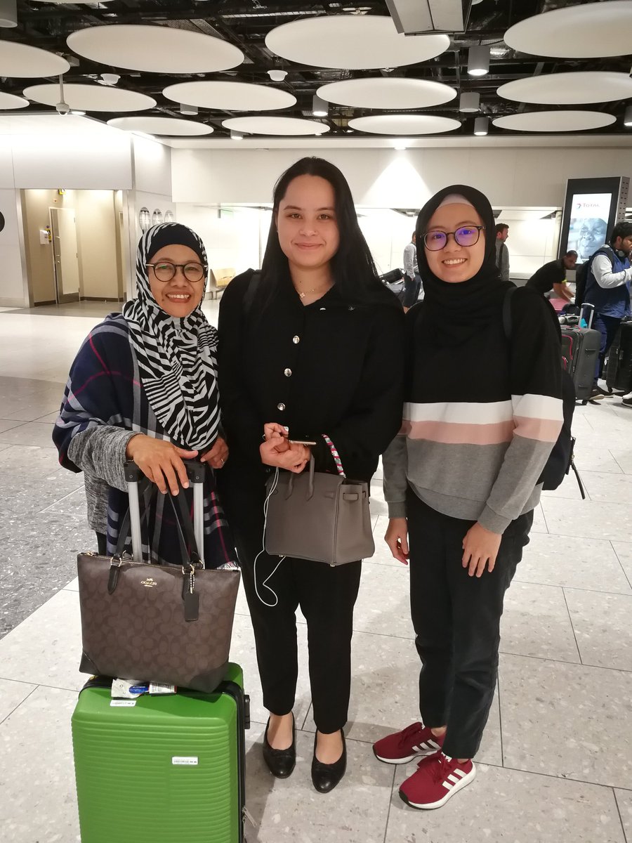 achibin60's tweet photo. @cheminahsayang Isteri saya dan anak saya berkesempatan bergambar dgn Puteri Tuanku Permaisuri di Heathrow Airport pada 3hb. https://t.co/yHJSdTQ1cg