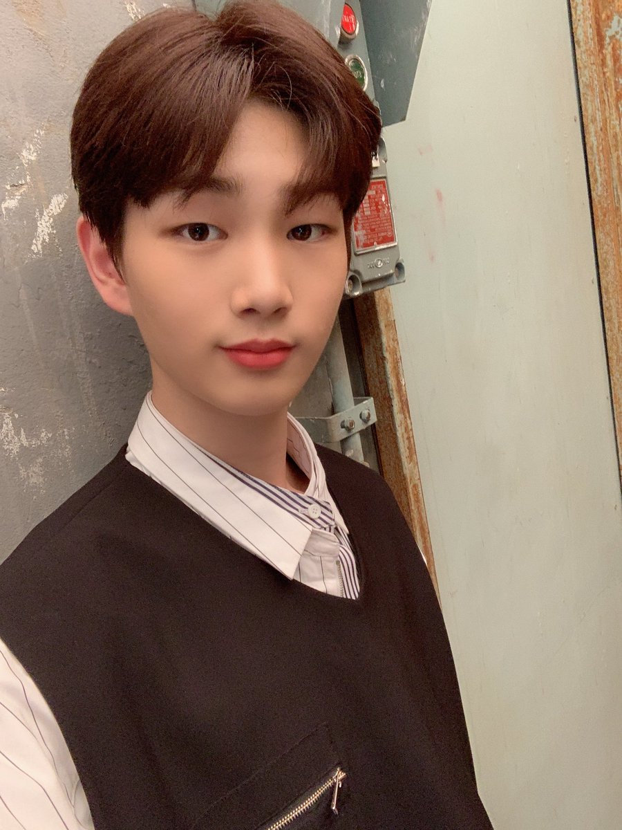 Woollim_rookie's tweet photo. [Woollim Rookie_All] 비오는 꿀꿀한 수요일! 
행복하게 마무리 하시라고 깜짝 셀카 선물을 준비했어요 💗 #1분1초(#돌아와줘) 앞으로도 많은 사랑 부탁드립니다 🥰

#woollim #울림 
#창욱 #민서 #성준 https://t.co/WNdJMBf6om
