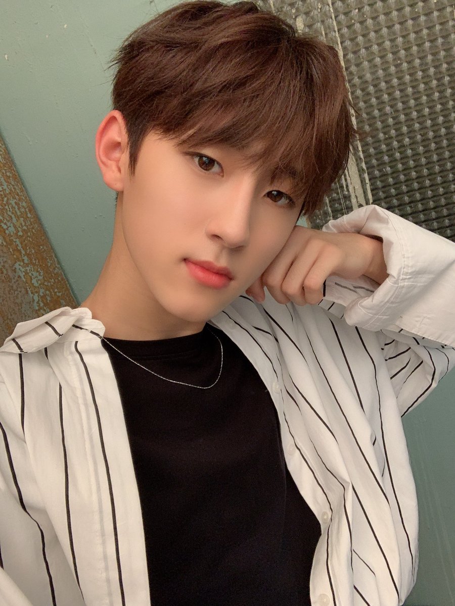 Woollim_rookie's tweet photo. [Woollim Rookie_All] 비오는 꿀꿀한 수요일! 
행복하게 마무리 하시라고 깜짝 셀카 선물을 준비했어요 💗 #1분1초(#돌아와줘) 앞으로도 많은 사랑 부탁드립니다 🥰

#woollim #울림 
#창욱 #민서 #성준 https://t.co/WNdJMBf6om