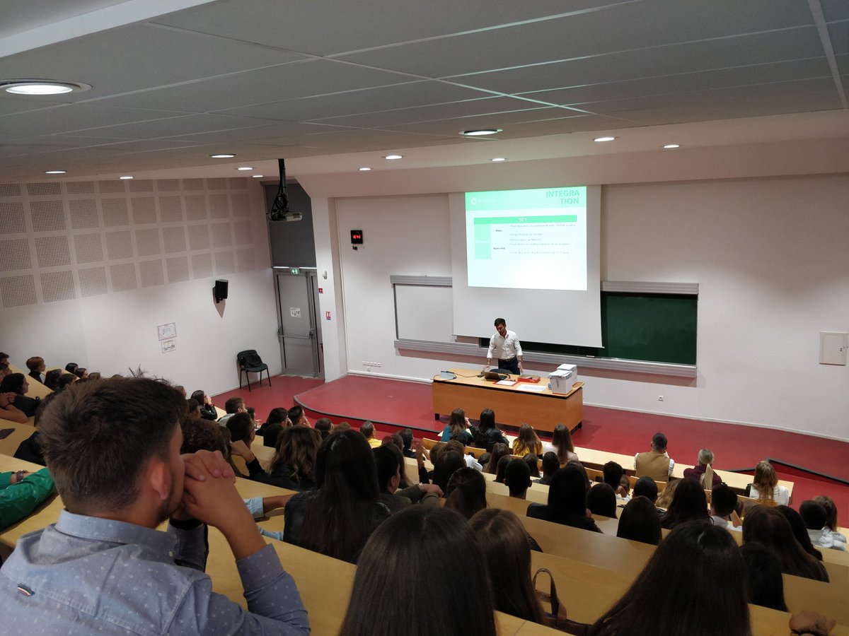 C'est la rentrée de nos étudiants aujourd'hui avec le mot de notre directeur <a href="/RonJuanGui/">Ronald GUILLEN</a> et de notre chef de département ! 
Bienvenue à toutes et à tous!
Cc @IUTStNazaire
 #Rentree2019  #bonnerentrée #tcsn
