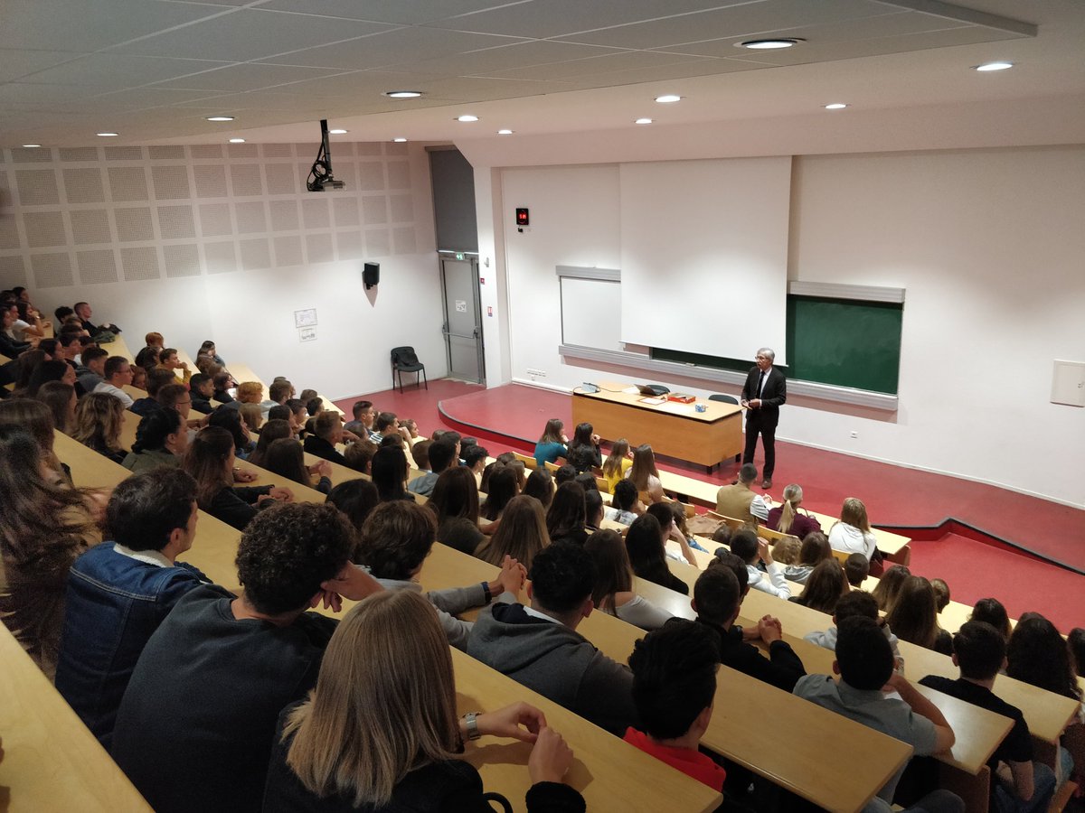 IUTTCSaintNazai's tweet photo. C'est la rentrée de nos étudiants aujourd'hui avec le mot de notre directeur @RonJuanGui et de notre chef de département ! 
Bienvenue à toutes et à tous!
Cc @IUTStNazaire
 #Rentree2019  #bonnerentrée #tcsn https://t.co/5YnEzKt3E6