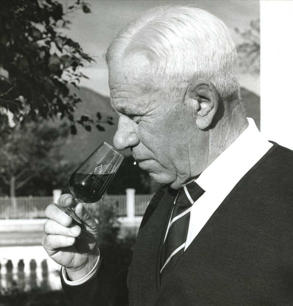 Roodeberg Red Wine: a 70-year-old has never tasted THIS good! wanderwomanthea.com/2019/09/04/roo…