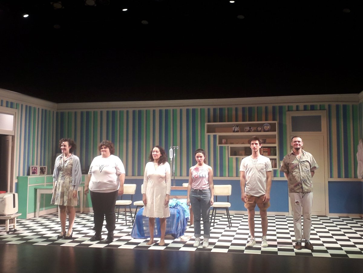 petalodesal's tweet photo. En el Metropolitan la está rompiendo "Todo tendría sentido si no existiera la muerte", del muy lúcido @MarianoTenconi. Vayan y gocen con estas actrices que iluminan todo. https://t.co/YQjAI59I2x