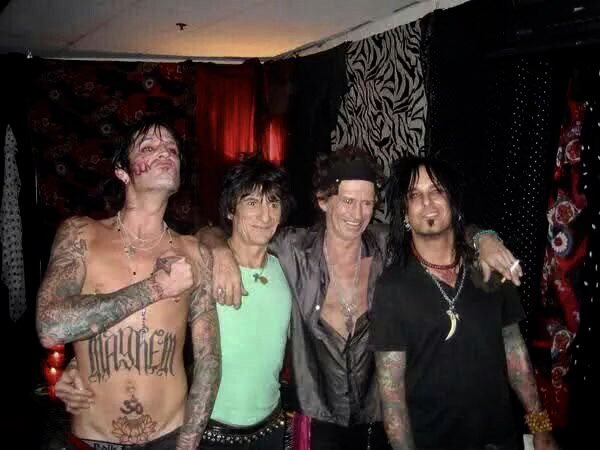 Jumping_Jack_'s tweet photo. RONNIE & KEITH together with TOMMY LEE and NIKKI SIXX #rough and #tough #music #devines @officialKeef @ronniewood 🎥🎵💙💙💙 https://t.co/dHyKZhHdav