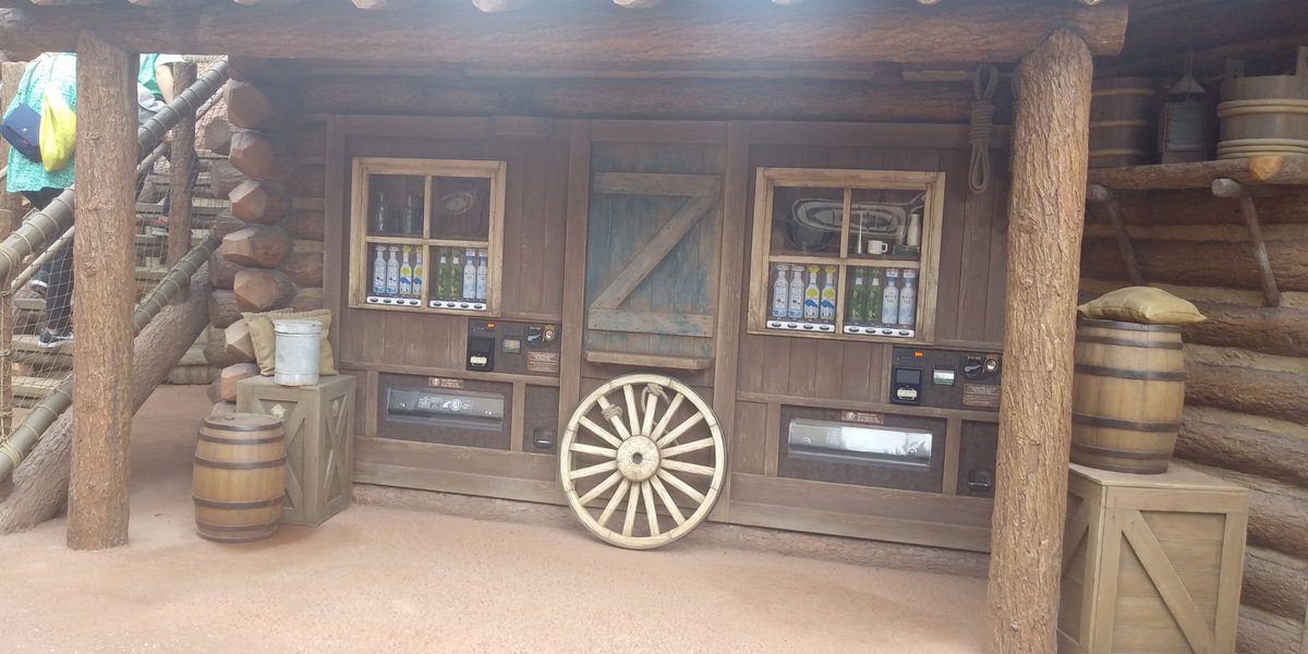 Kyo ディズニー不足 Twitter પર トムソーヤ島のキャンティーンの跡地に自動販売機が置かれてた ここの自販機の電子マネーは今後使えるようになるみたい あとトムソーヤ島の砦の入口に手摺りと柵が新たに増設されてた