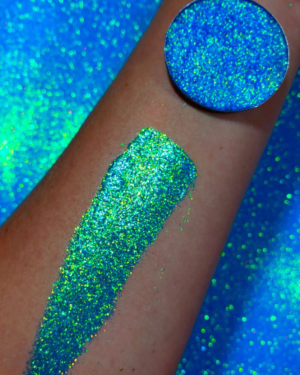 Maui Waui. What a stunning carribbean-blue gleam, just like the Hawaiian waters. It is creamy in feel, perfect for makeup looks, body art, or even to add to your hair and nails. Experience the magic in its ultra special iridescent shift of shimmering gold, green and turquoise