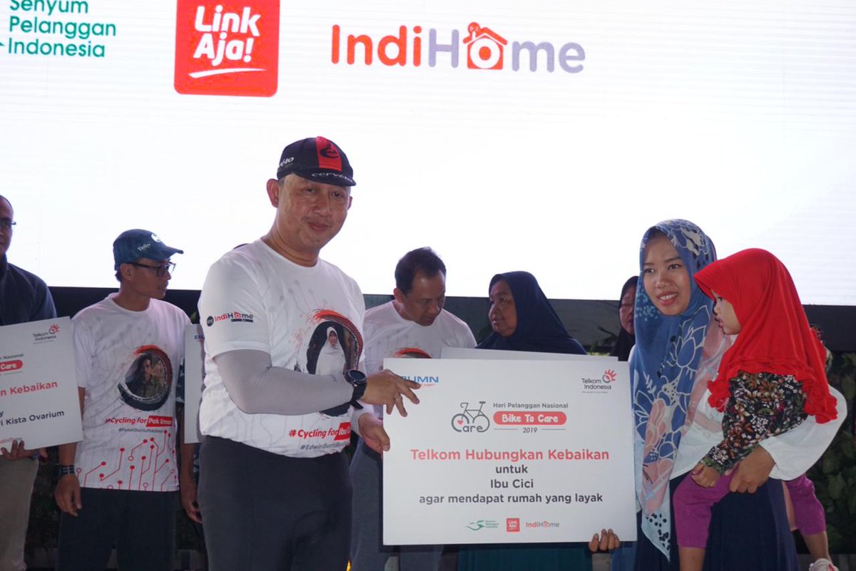 OciYM's tweet photo. Kegiatan yang keren yah. Penggalangan donasi kali ini bisa dibilang sangat praktis, karena dilakukan lewat aplikasi LinkAja. Jadi, buat yang nggak ikutan acara ini juga bisa berdonasi lho. #IndiHomeHubungkanKebaikan https://t.co/E2PaFmxzUh