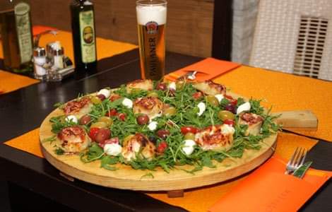 LCouverts's tweet photo. Lors de notre voyage à Bibione ( Italie ) nous avons commandé une pizza... quel étonnement quand on vous apporte ceci... mais dès que vous y goutez, plus possible de s'en passer  :)

#pizza #bibione #italie #repas #découverte #plat 
 
Source Photo: tripadvisor https://t.co/lxEwHo30fI