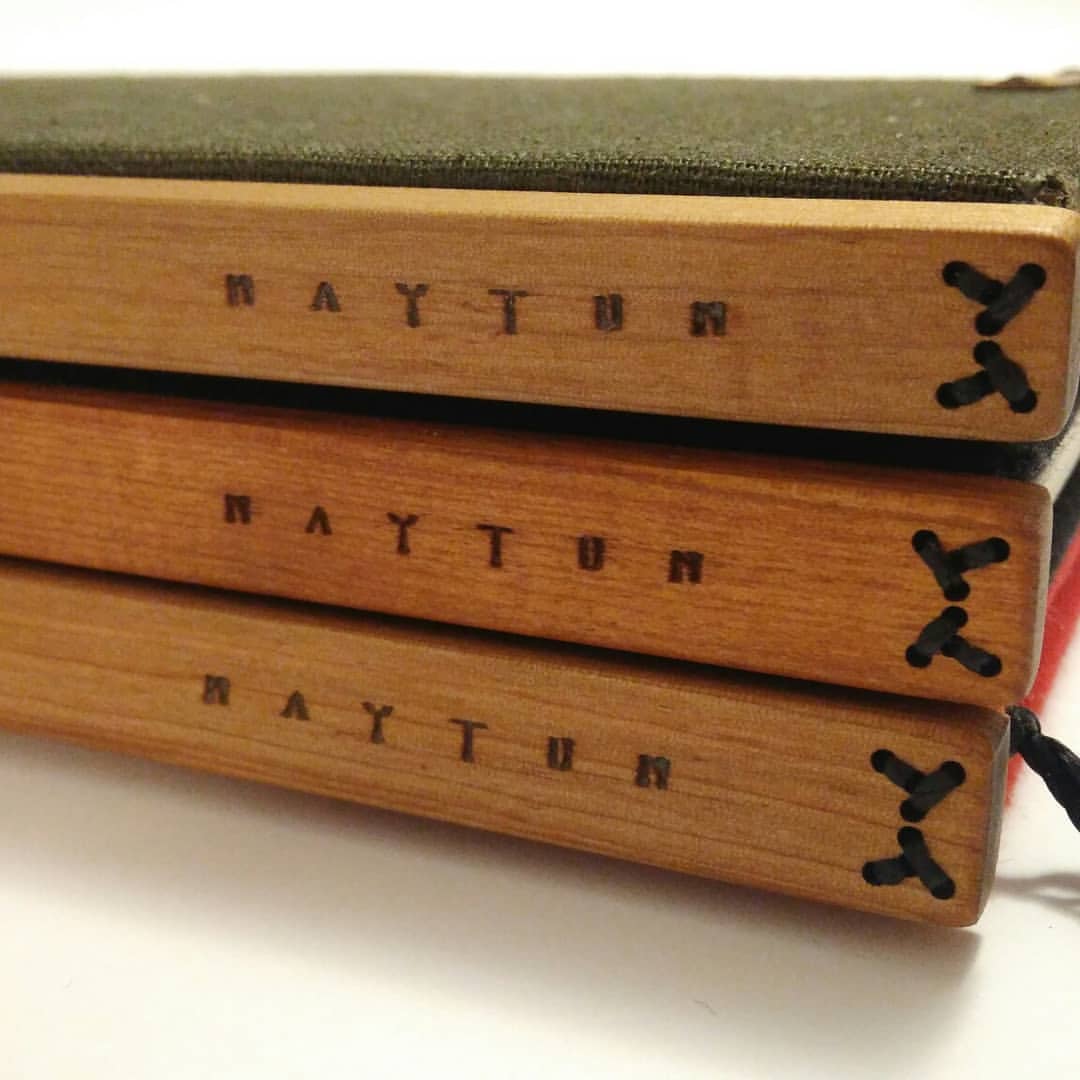 _Yuyis_'s tweet photo. En Naytun tienen a la venta billeteras de corcho bien bonitas y libretas con madera nativa 😍🌿📓📔📒💵🌳
Viva el diseño chileno! 
https://t.co/2VLiELphOH
#naytun #corcho #diseñochileno #corkleather #corkfabric #teladecorcho #wallet #corkwallets #FelizMiercoles https://t.co/M5I36o8QDC