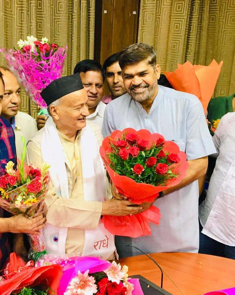 TheBalrajPassi's tweet photo. हमारे भगददा हो गये महामहिम, दिल्ली से मुम्बई के लिये प्रस्थान करते हुए। @BSKoshyari https://t.co/isKY3nWphc
