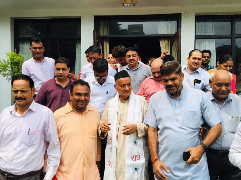 हमारे भगददा हो गये महामहिम, दिल्ली से मुम्बई के लिये प्रस्थान करते हुए। <a href="/BSKoshyari/">Bhagat Singh Koshyari</a>